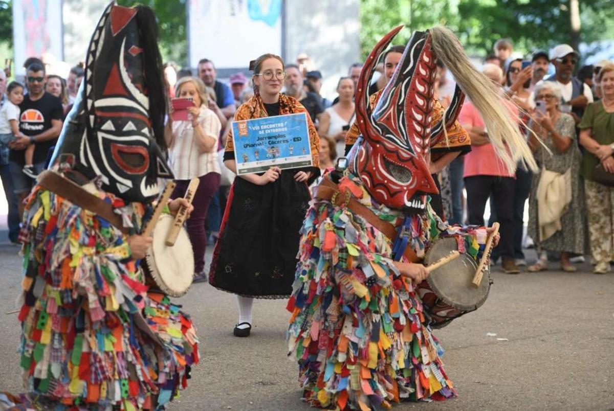 Las grandes máscaras del Entroido toman Vilaboa en una jornada de fiesta y patrimonio.