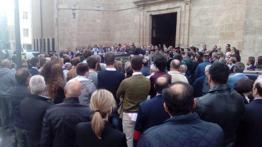 Decenas de compañeros y amigos en al funeral de Paco Galán