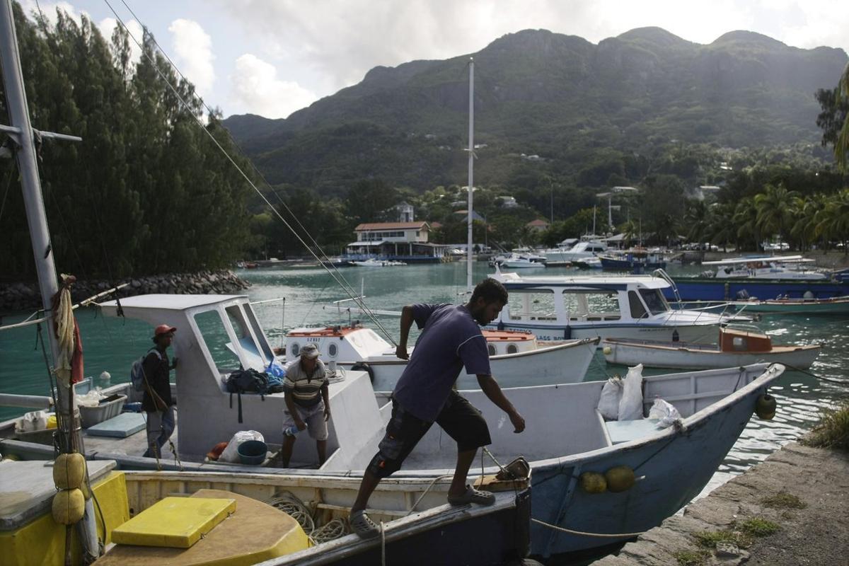 Fishermen return to the shore near the port Victoria, on the Seychelles island of Mahe, November 18, 2009. Somali pirates on Tuesday freed the Alakrana, a Spanish tuna fishing boat hijacked last month, and said a $3.5 million ransom had been paid for the vessel and its crew. The release of the Alakrana, seized along with its 36 crew in the Indian Ocean on October 2, came soon after news that pirates had captured another ship, a Virgin Islands-owned chemical tanker heading for Mombasa.  REUTERS/Susana Vera (SEYCHELLES CONFLICT POLITICS CRIME LAW)