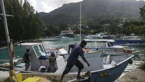 Unos pescadores atracan en Port Victoria, en la isla de Mahe, que forma parte del archipiélago de las Seychelles.