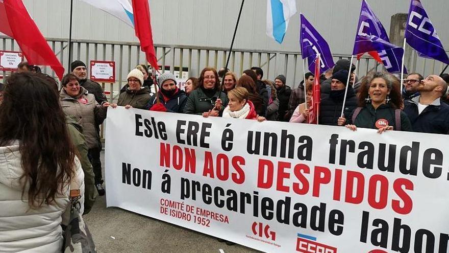 Trabajadores de Isidro 1952 en una protesta ante la nave de Cambre.