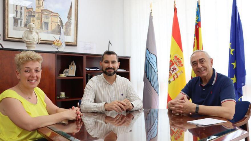 El alcalde y la edila del área, con el que será mantenedor de fiestas del Cristo.  | NOMDEDEU