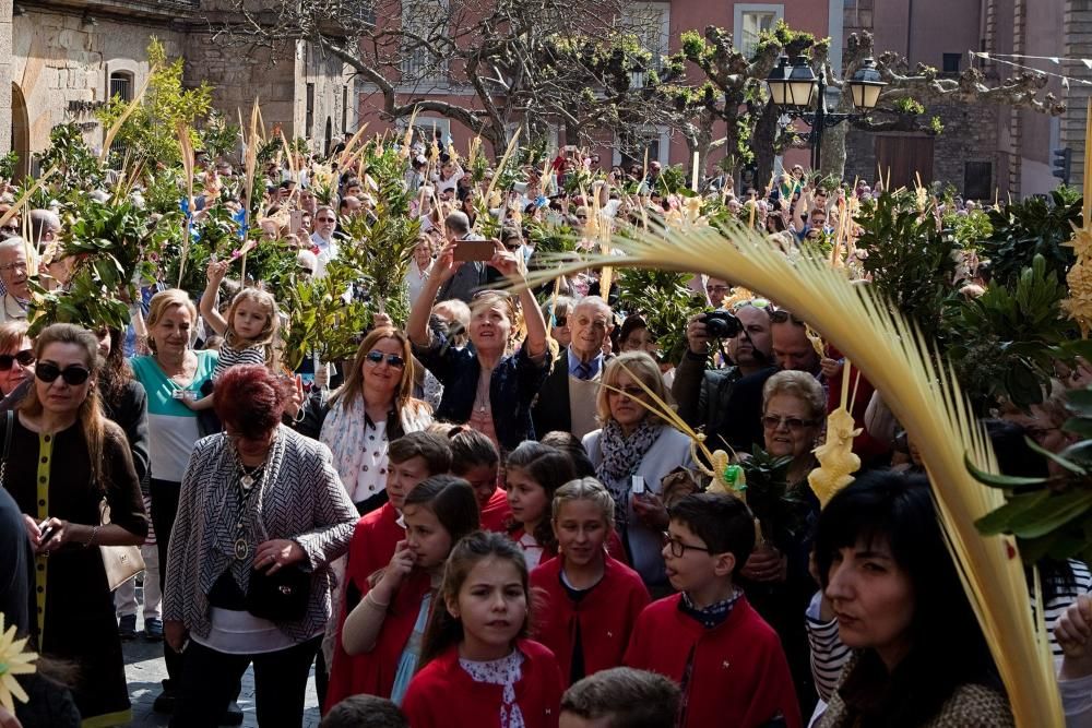 Procesión y bendición de los ramos en Gijón.