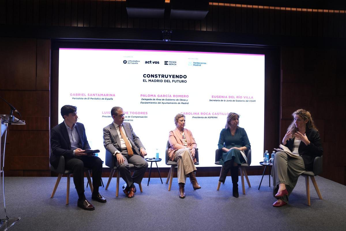 De izquierda a derecha, Gabriel Santamarina, redactor de El Periódico de España; Luis Roca de Togores, presidente de la Junta de Compensación de Valdecarros; Paloma García Romero, delegada del Área de Gobierno de Obras y Equipamientos del Ayuntamiento de Madrid; Carolina Roca, presidenta de ASPRIMA, y Eugenia del Río Villa, secretaria de la Junta de Gobierno del Colegio Oficial de Arquitectos de Madrid.