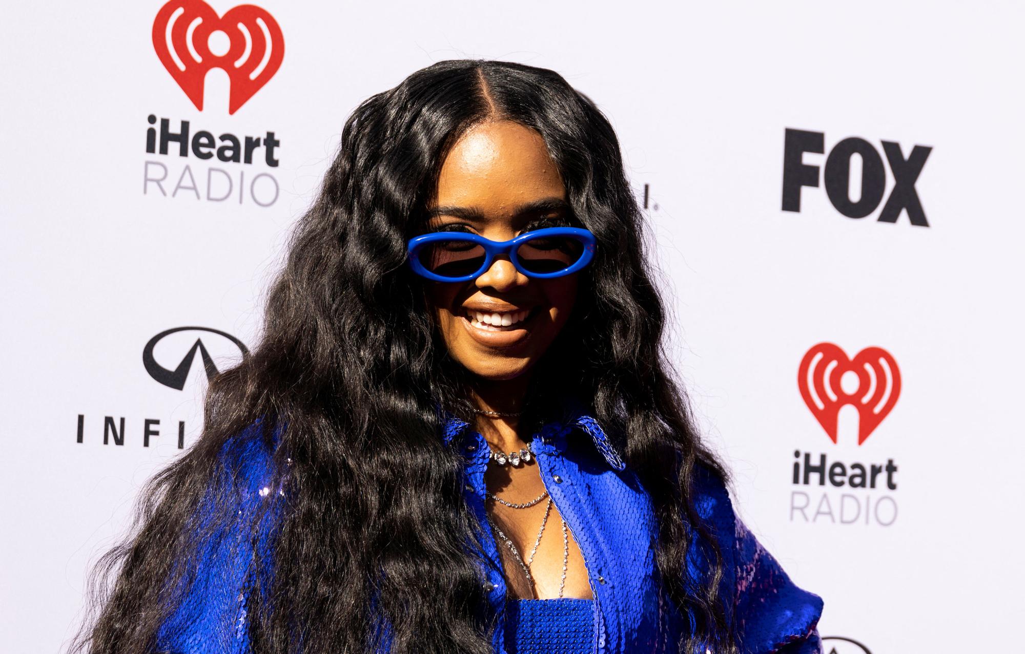 Las mejores imágenes de la alfombra de los iHeartRadio Music Awards 2023