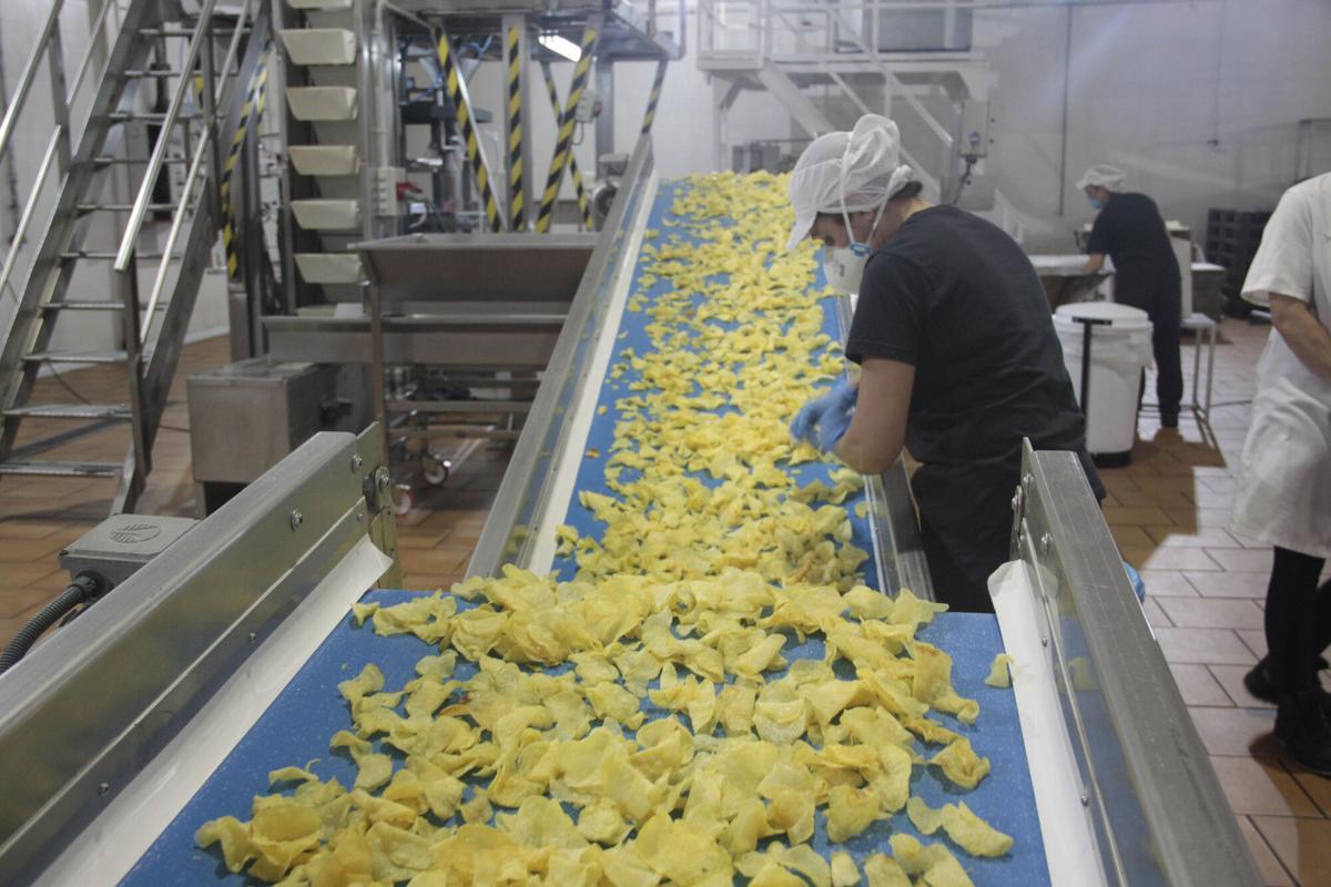 Varios momentos del proceso de elaboración de patatas de Monti.