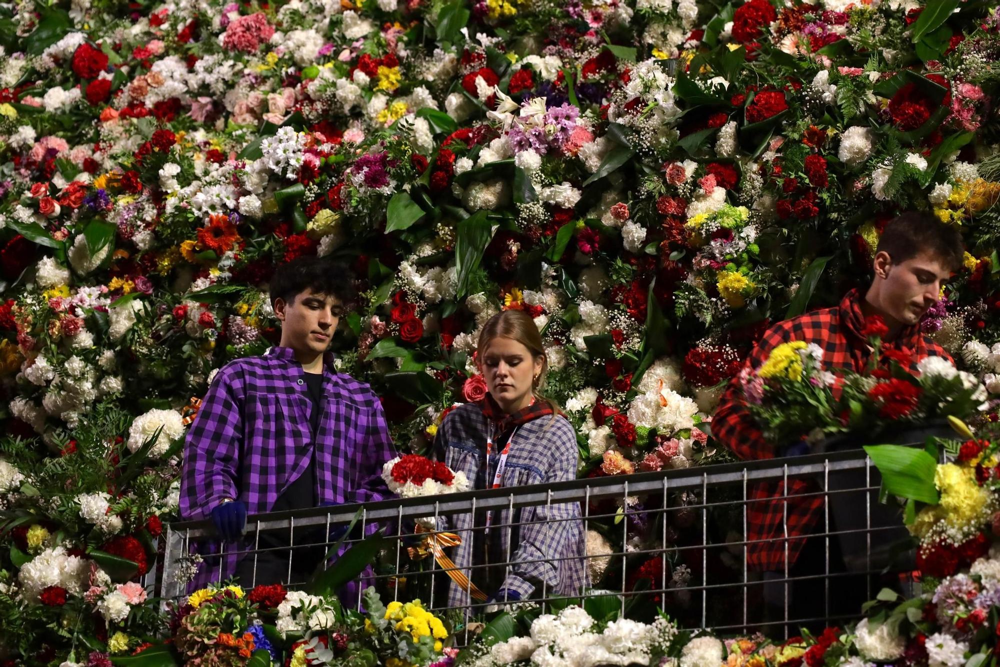 En imágenes | Zaragoza vive su día grande con la Ofrenda de Flores a la Virgen del Pilar