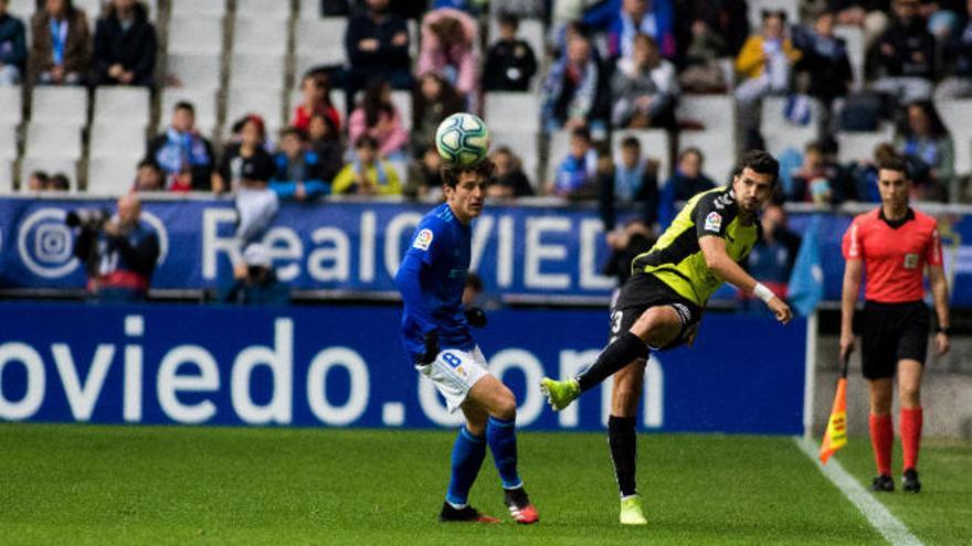 Álex Muñoz despeja ante Sangalli.