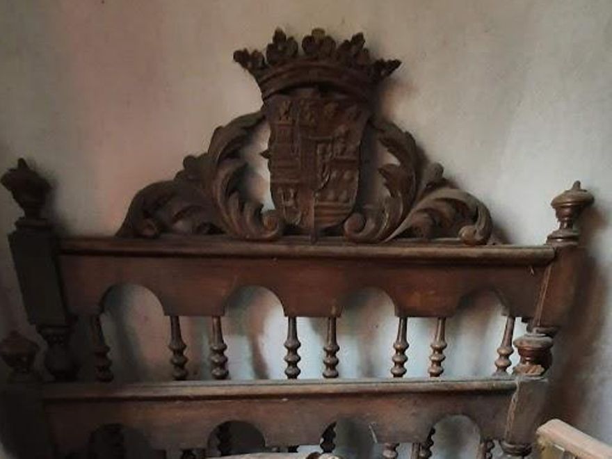Cabecero de cama con escudo