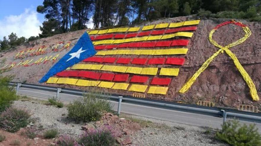 Refan la bandera independentista a Castellnou