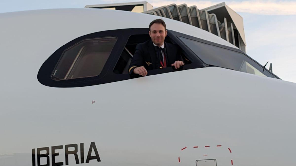Javier Meana en un un Airbus 321 XLR, modelo que se empleará el día del eclipse.