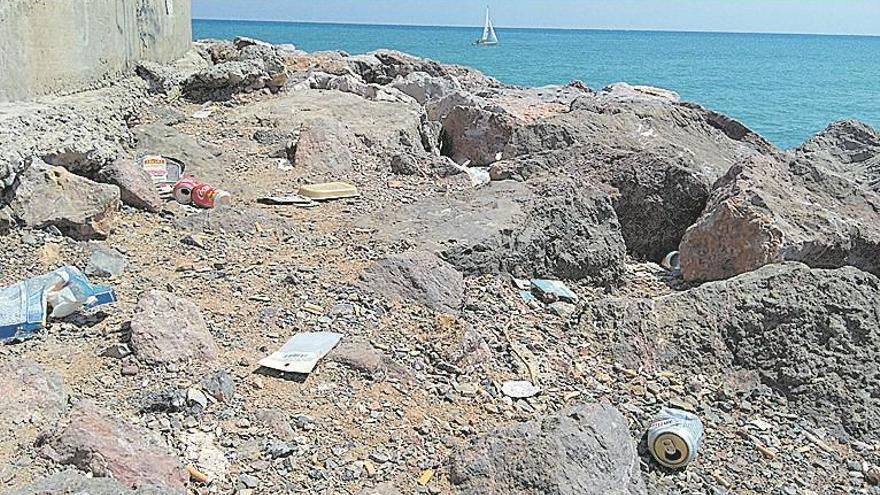 La escollera de poniente, llena de restos de basura