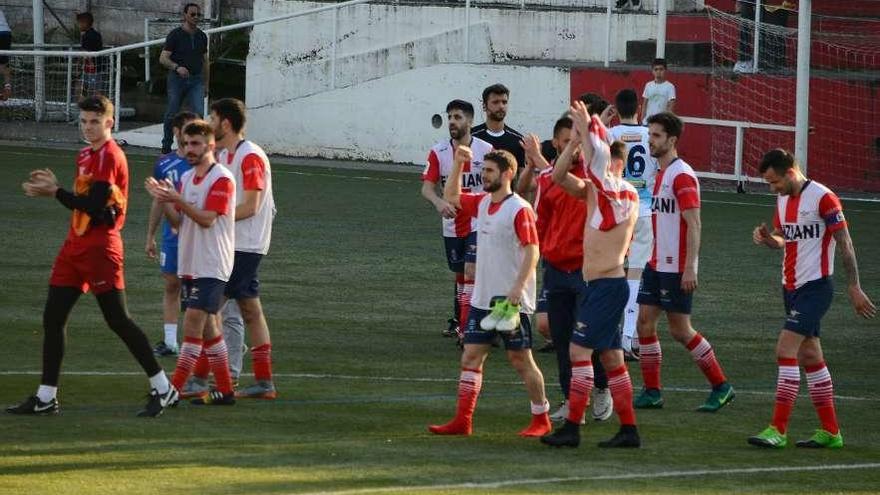 Futbolistas del Alondras celebran su victoria de la semana pasada ante el Arosa. // Gonzalo Núñez