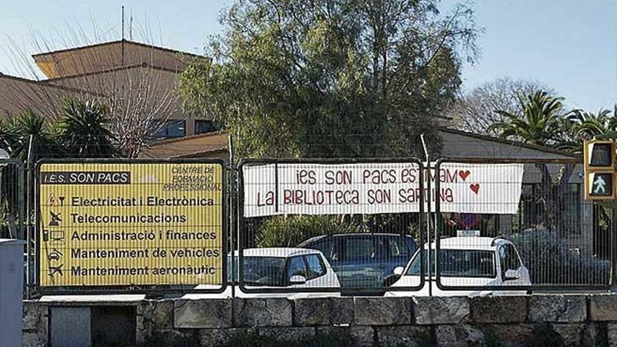 La pancarta de apoyo a la biblioteca de Son Sardina.
