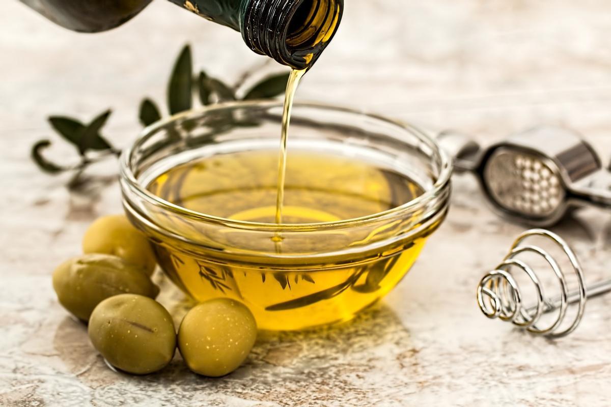 El aceite de oliva presenta un buen número de propiedades beneficiosas para la salud.