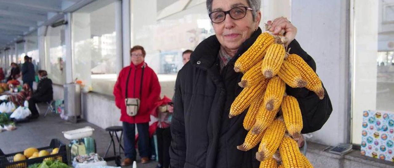 María Victoria Llano, ayer, con una ristra de mazorcas.