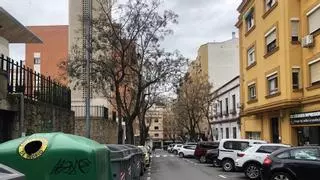 Burger Dino, el cura José María Batuecas y el peluquero José María alegran el día en la calle García-Plata de Osma de Cáceres