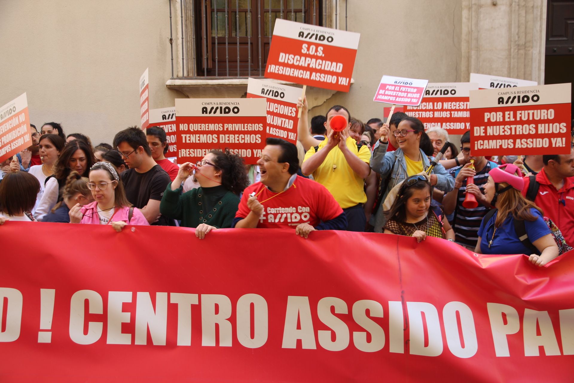 Concentración de Assido en Murcia ante la CHS