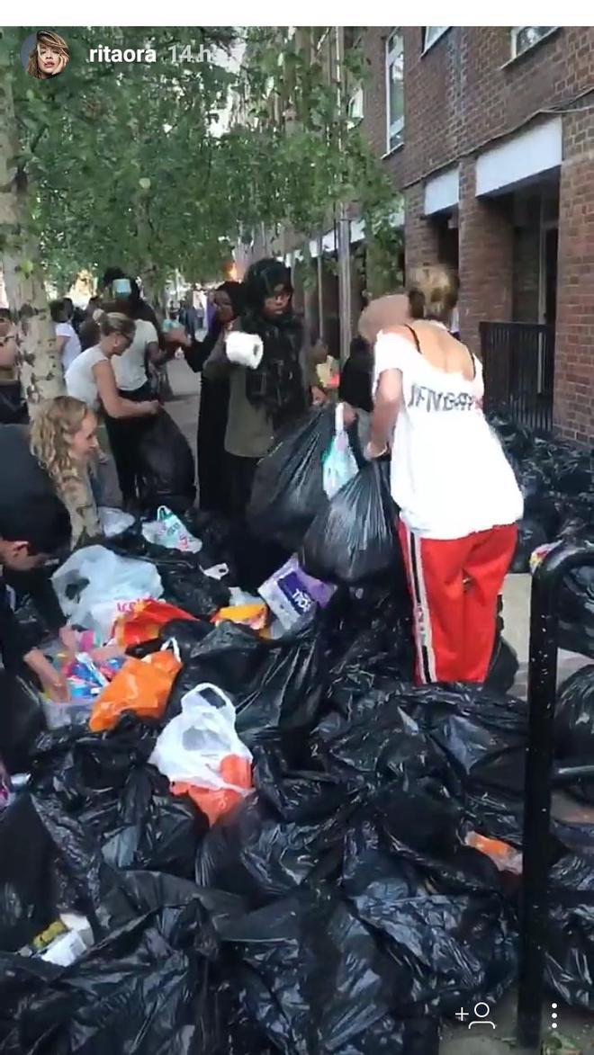 Rita Ora cargando bolsas para los afectados por el incendio de Londres