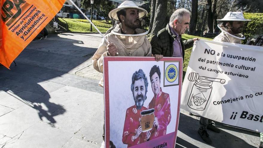 El campo asturiano llena Oviedo con su clamor de cencerros