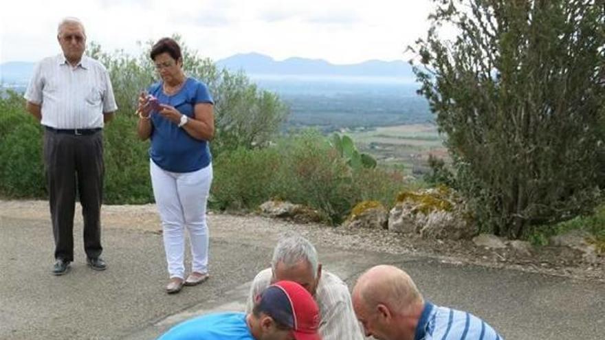 Operarios, durante el proceso de cambio de bomba.