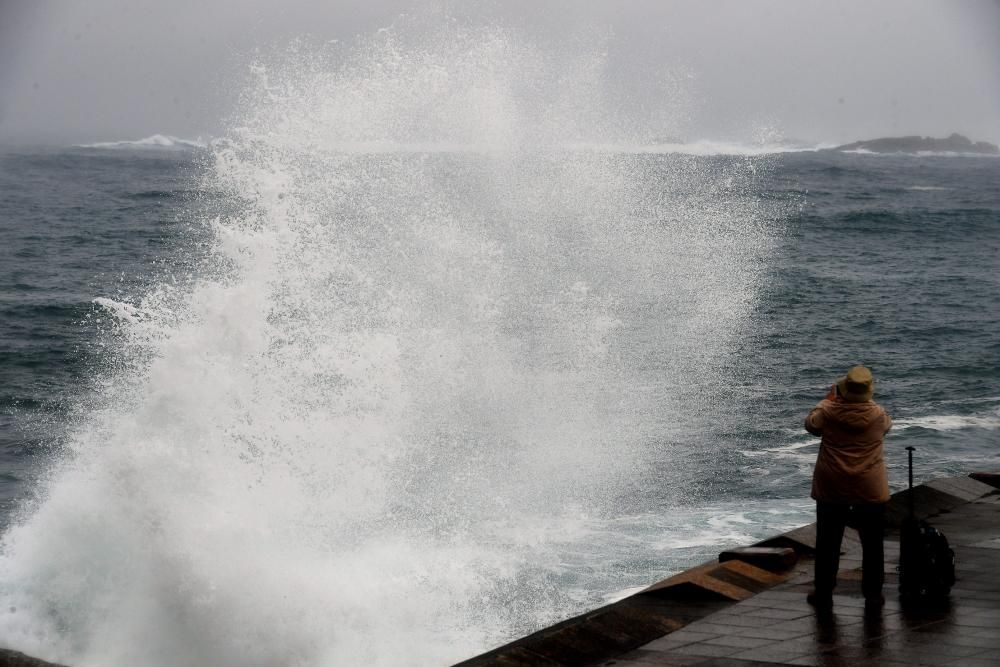 La costa de A Coruña, en alerta naranja por oleaje