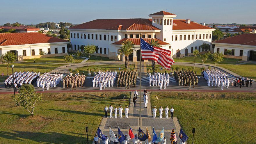 Parada militar e izado de bandera en la base de Rota por la fiesta norteamericana del 4 de julio.