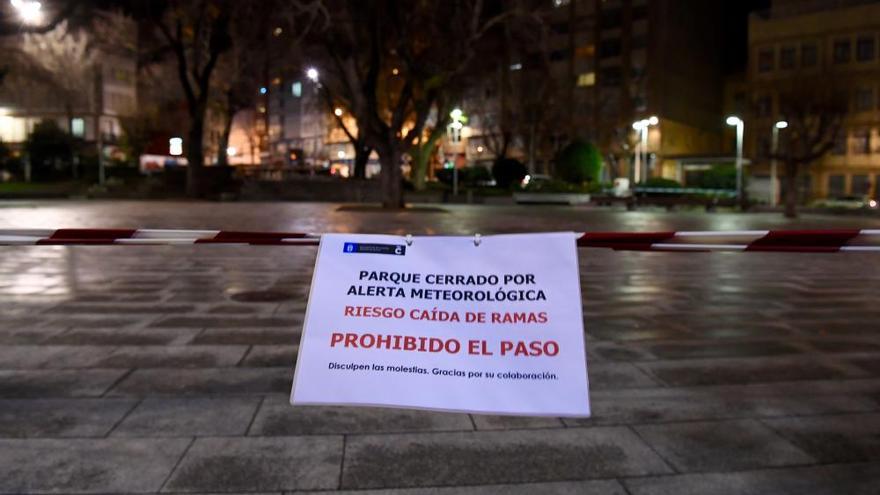 El temporal en A Coruña obliga a cerrar parques y jardines