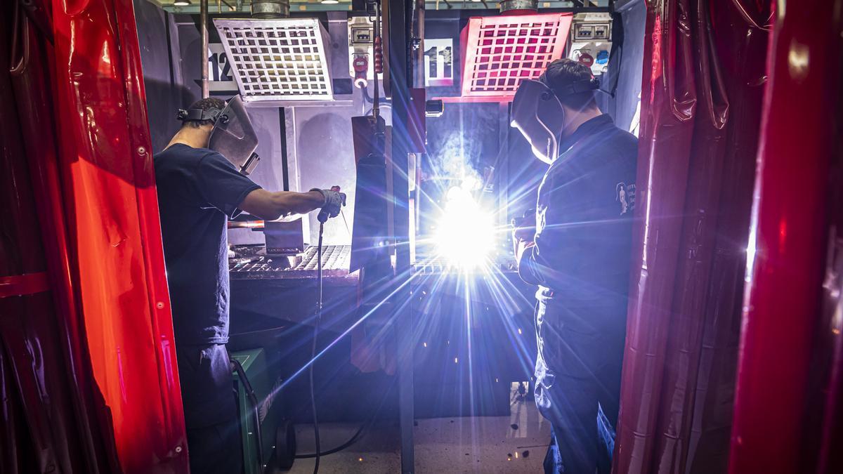 Alumnos en la Escuela Industrial, sección de fabricación mecánica