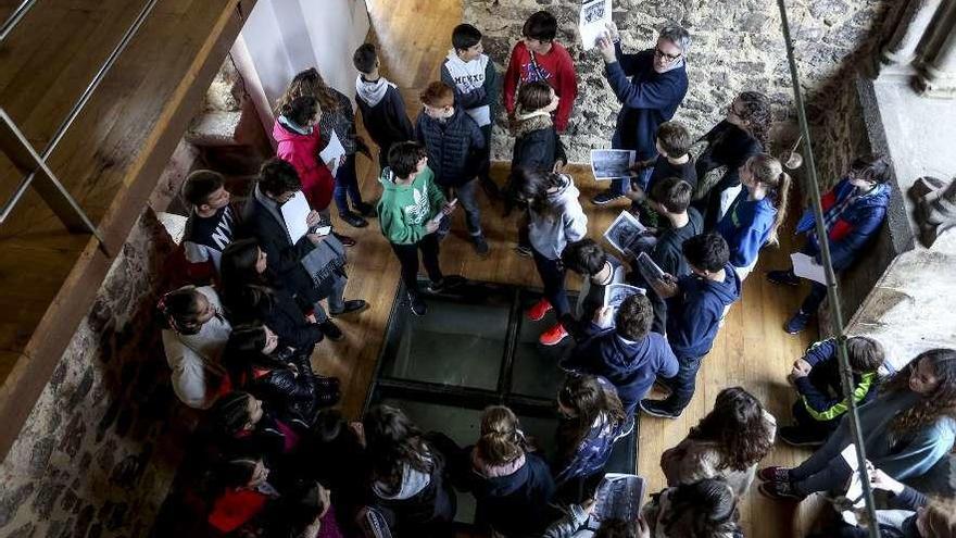 Iván Muñiz, ayer, con los escolares de Salinas en el monasterio de la Merced.