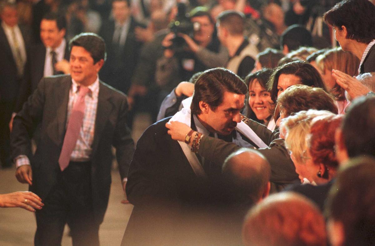 El entonces presidente del Gobierno, José María Aznar, saluda a seguidores en un mitin en Alicante en febrero del año 2000, poco antes de ganar las elecciones con mayoría absoluta.