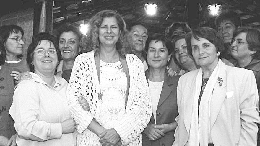 Carmen Alborch, en el centro, junto a Paz Fernández Felgueroso, a la derecha durante la entrega del galardón de &quot;Comadre de oro&quot;