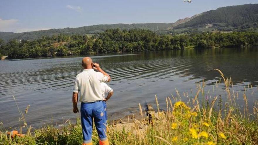 Un pescador muere ahogado en el río Miño  y dos bañistas perecen en playas coruñesas