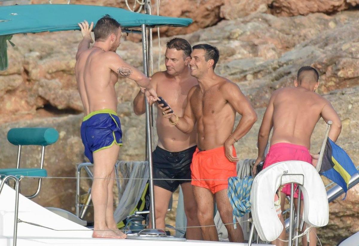 Mario Casas de risas con sus amigos