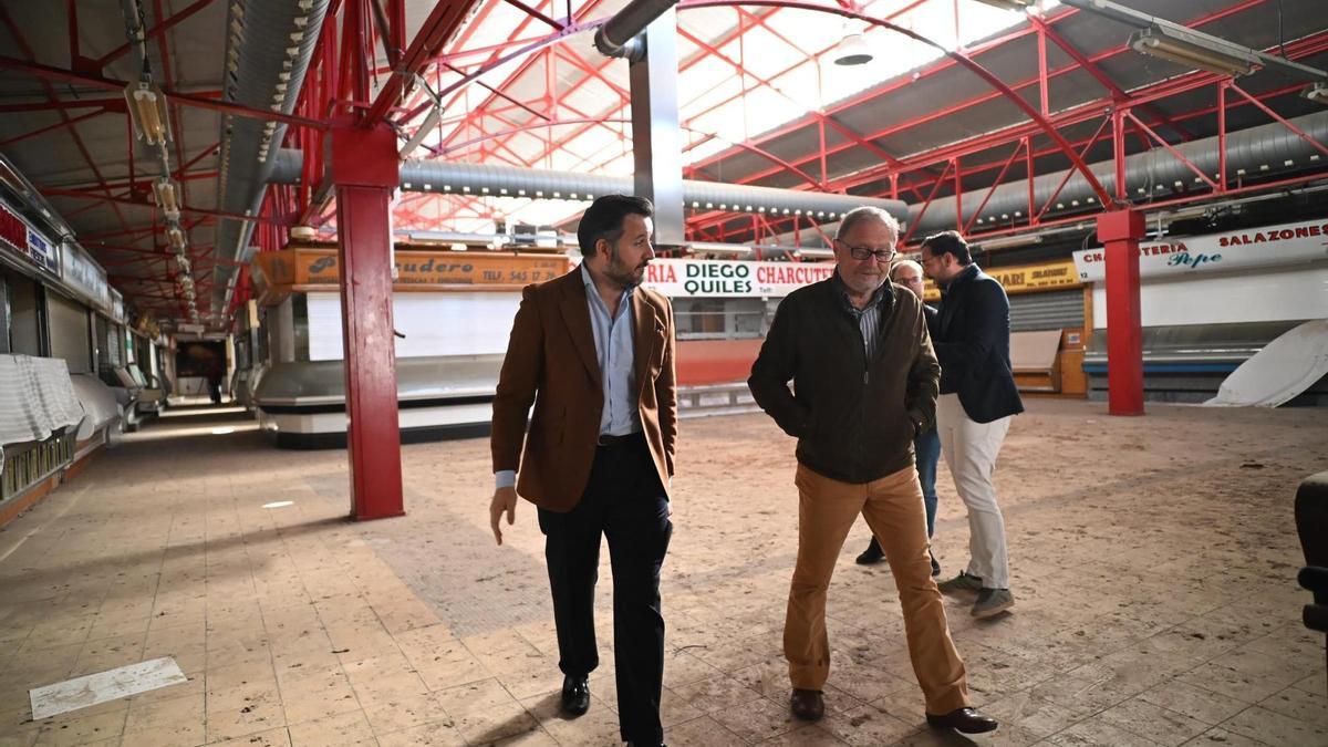 Pablo Ruz y el arquitecto municipal Julio Sagasta, en una visita reciente al Mercado Central de Elche.