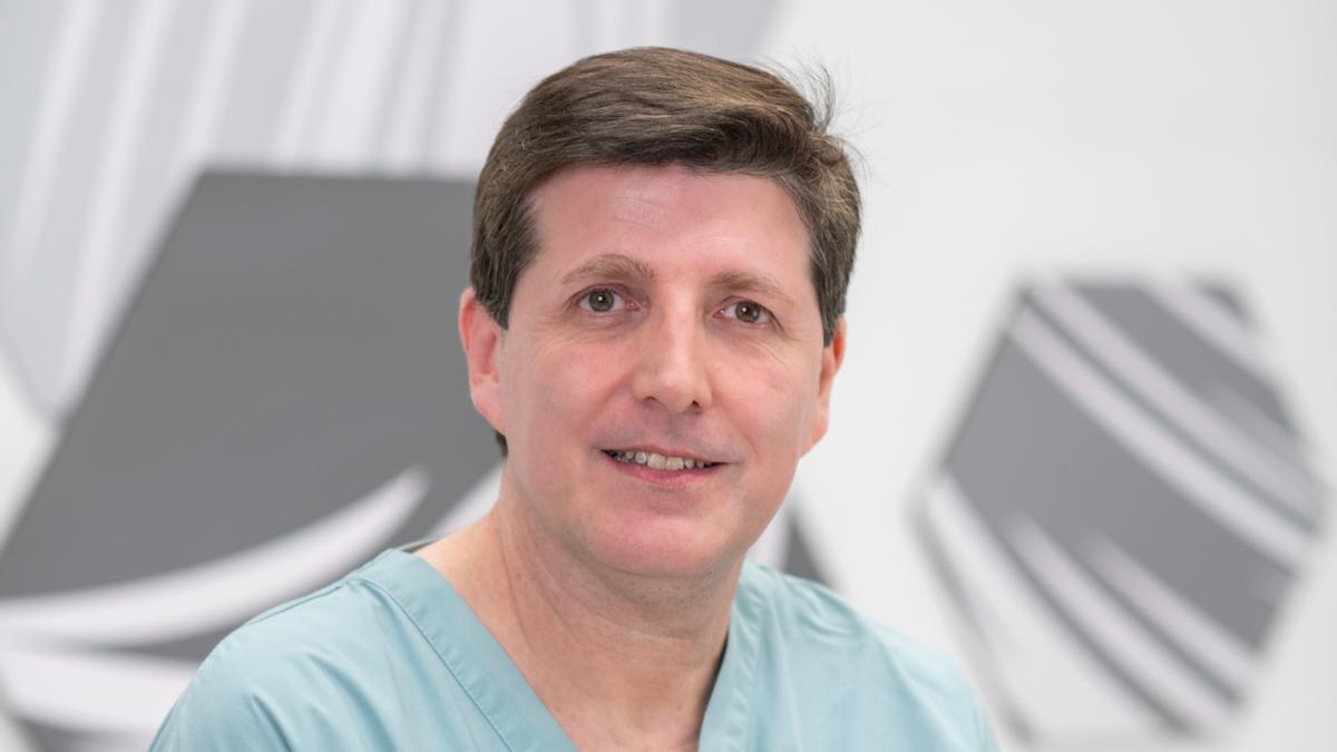 El doctor Ignacio Sevilla, director médico y experto en cirugía capilar en Svenson.