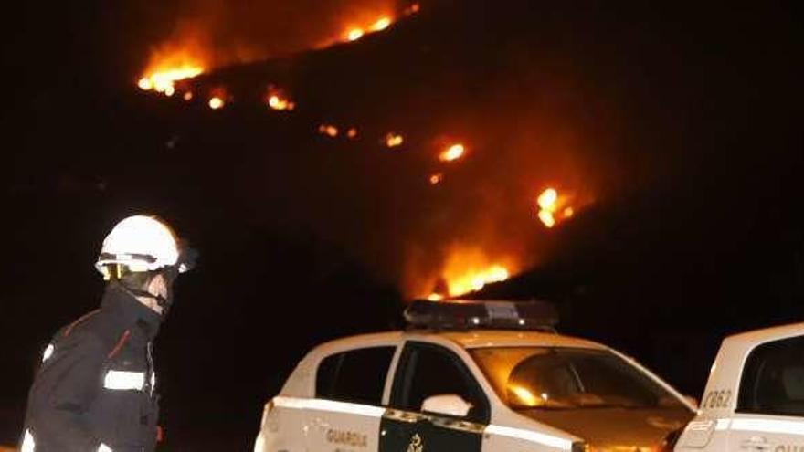 Guardia Civil y Bomberos frente al fuego de Pollença.