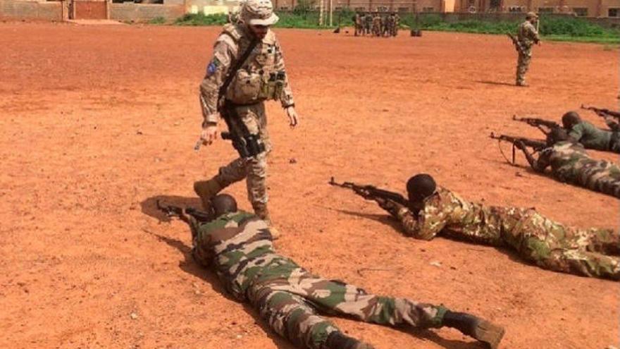 Varios militares de la Brigada Canarias XVI instruyen a soldados malienses.