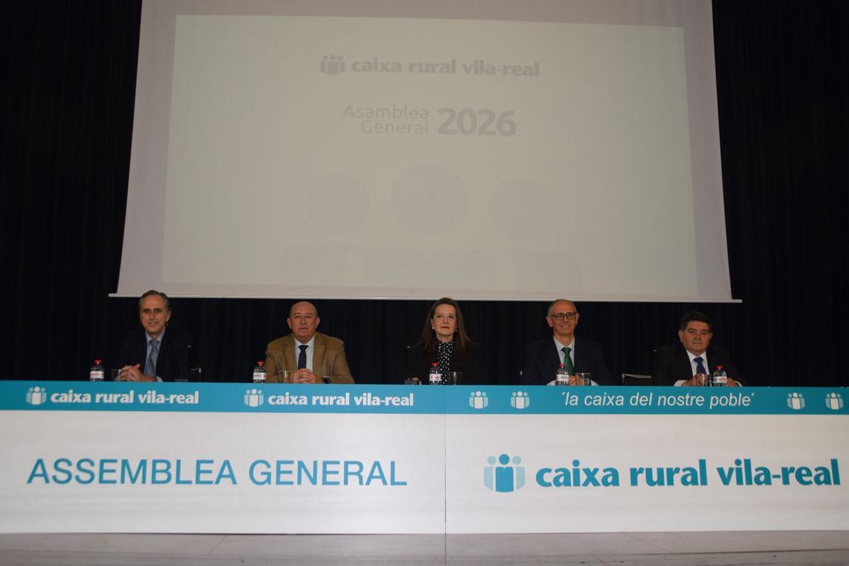 Los integrantes de la junta directiva de Caixa Rural Vila-real, encabezados por la presidenta, Sonia Sánchez, durante la asamblea general de la entidad.