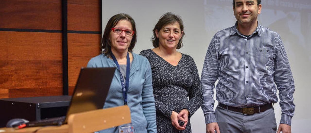 Noemí Castro, Begoña Panea y Guillermo Ripoll en la presentación, ayer, del estudio sobre la calidad de la carne de cabra, en la Facultad de Veterinaria.