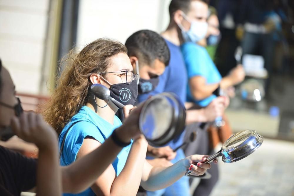 Los hosteleros protestan en las calles de Cartagena sin el apoyo de su patronal