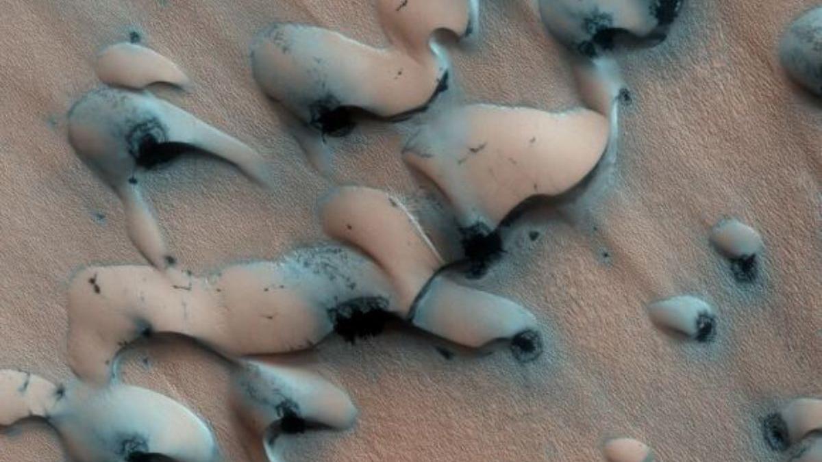 Las dunas de Barchan de Marte, capturadas por la cámara HiRISE de MRO.