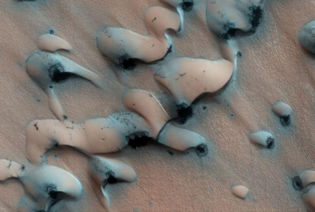 Las dunas de Barchan de Marte, capturadas por la cámara HiRISE de MRO.