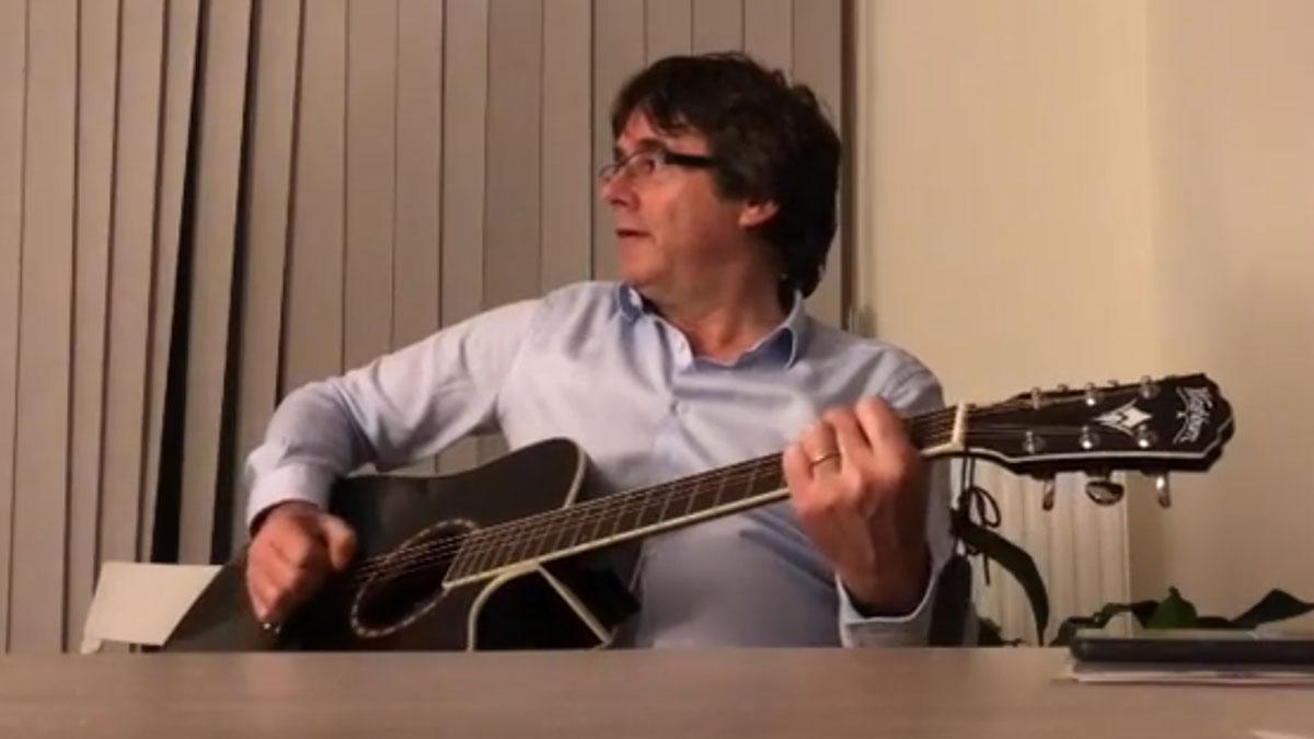 Carles Puigdemont canta a la guitarra el tema ’Take me home, country roads’.