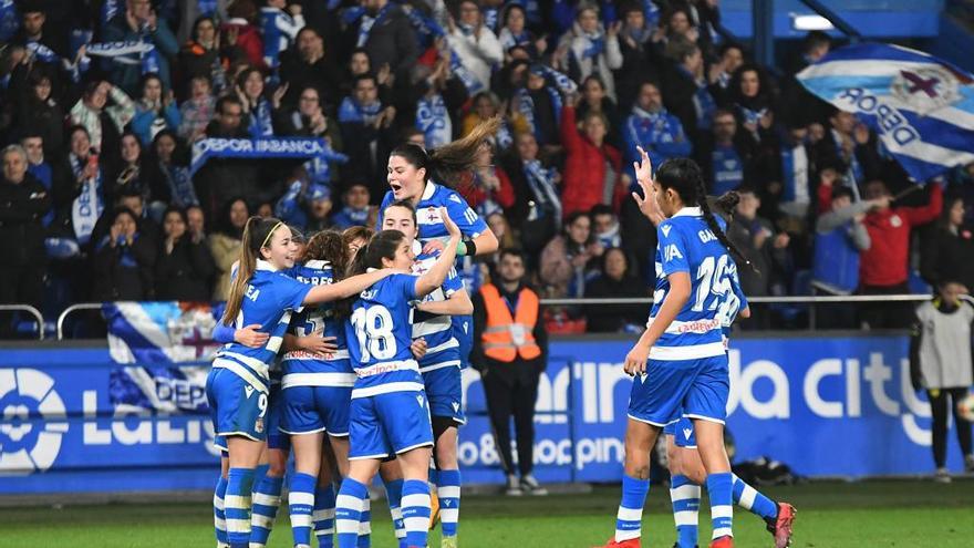 Las jugadoras del Depor festejan uno de los goles marcados ayer ante el Valencia. // Arcay/Roller Agencia