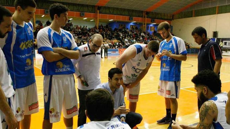 Saulo Hernández, del HiLED Queso Zamorano, dando instrucciones a sus jugadores.