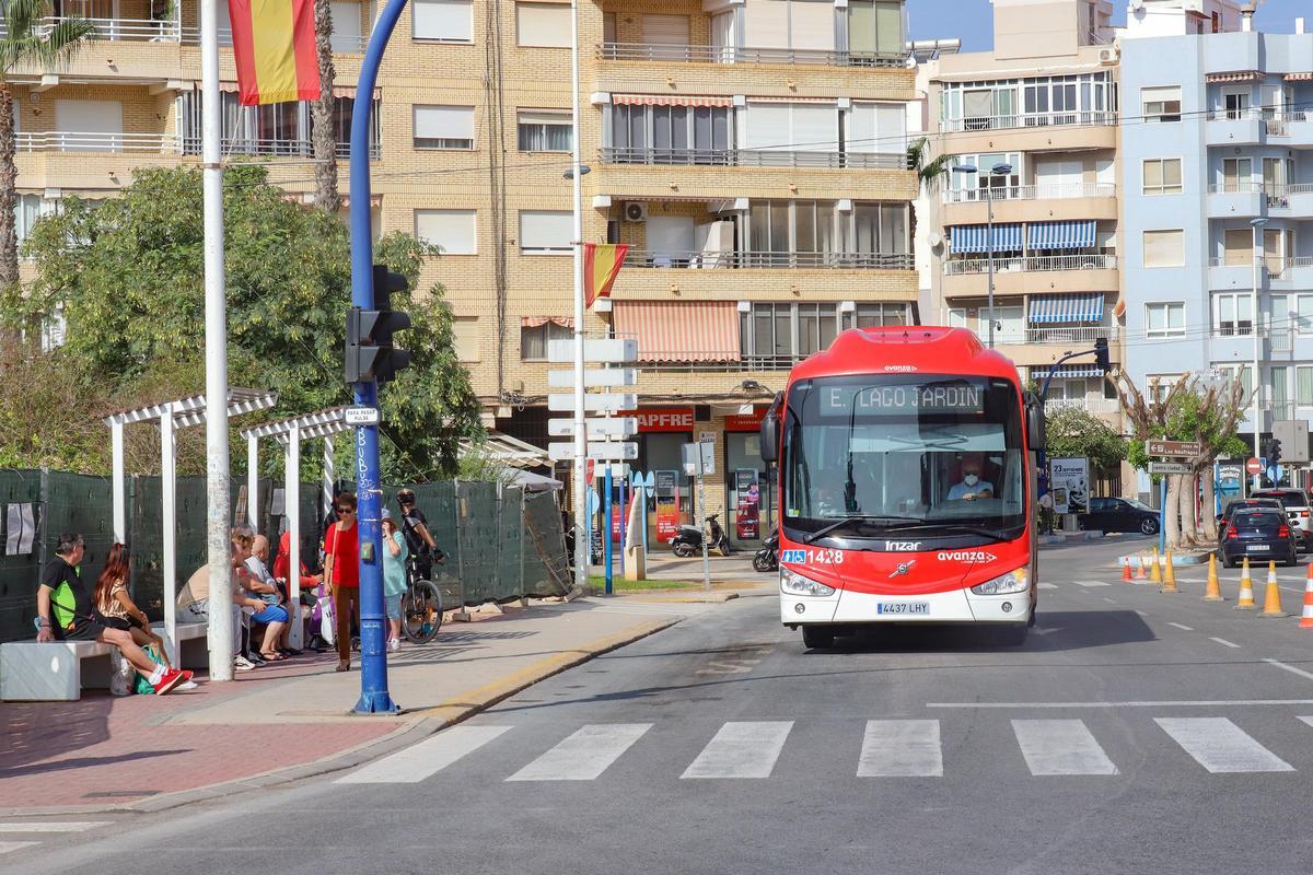 "Intercambiador" de las Eras de la Sal, donde confluyen la mayoría de líneas del servicio, y en una ubicación provisional desde 2021