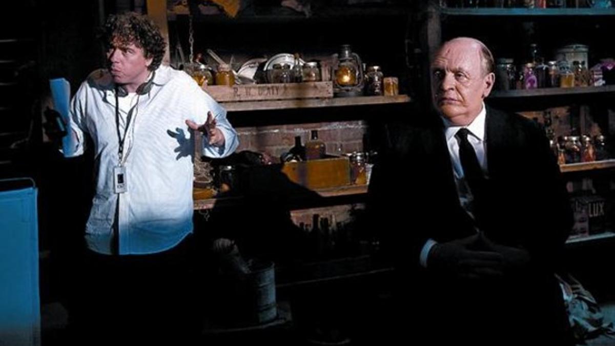 Sacha Gervasi (izquierda), con Anthony Hopkins caracterizado de Alfred Hitchcock, en el rodaje de la película.