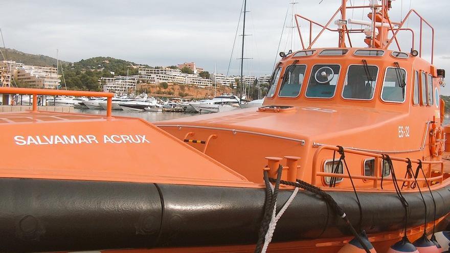 Salvamento traslada a tierra a un tripulante de un velero fondeado en Ibiza con dificultades respiratorias