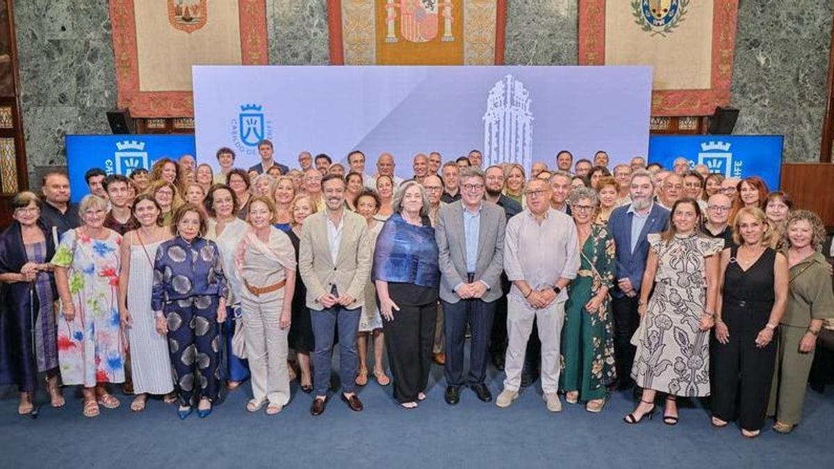 Los coros que participaron en la misa del papa León XIV reciben el reconocimiento del Cabildo